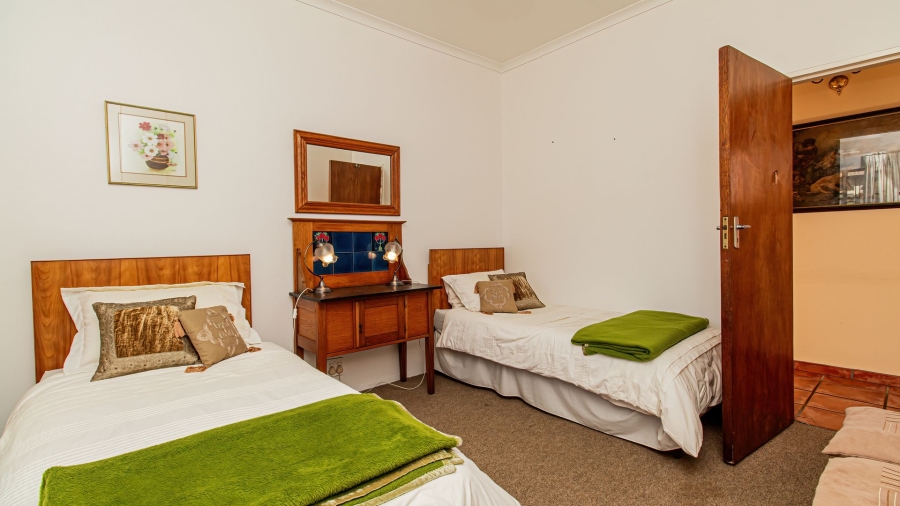 5 Bedroom Property for Sale in The Island Western Cape